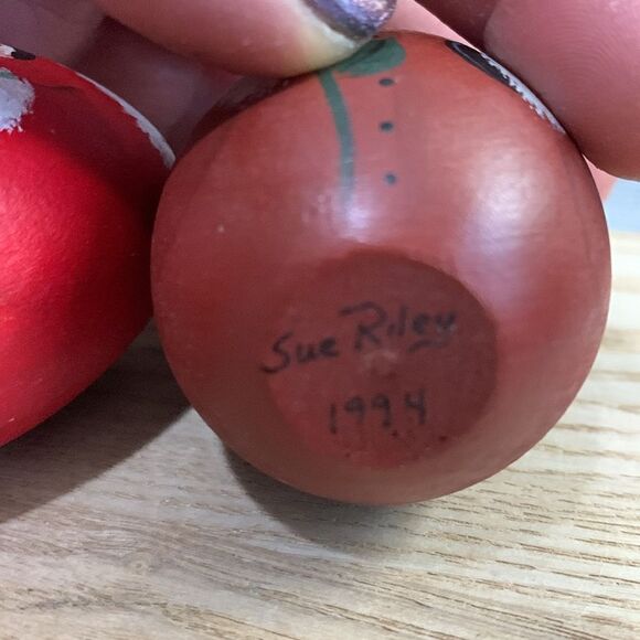 Two Small Vintage Hand Painted Artist Signed Wooden Egg Santa Folk Art Figurines - Picture 3 of 17